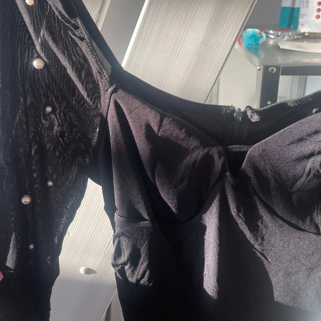 Svart figurnära klänning med pärldetaljer - 2