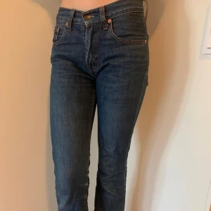 Levis blå jeans - Klassiska blå Levis jeans med en liten botcut stil med låg/mellan hög midja. Jeansen har fem fickor, knappgylf och orangea sömmar. Perfekta för en tidlös och avslappnad stil❤️