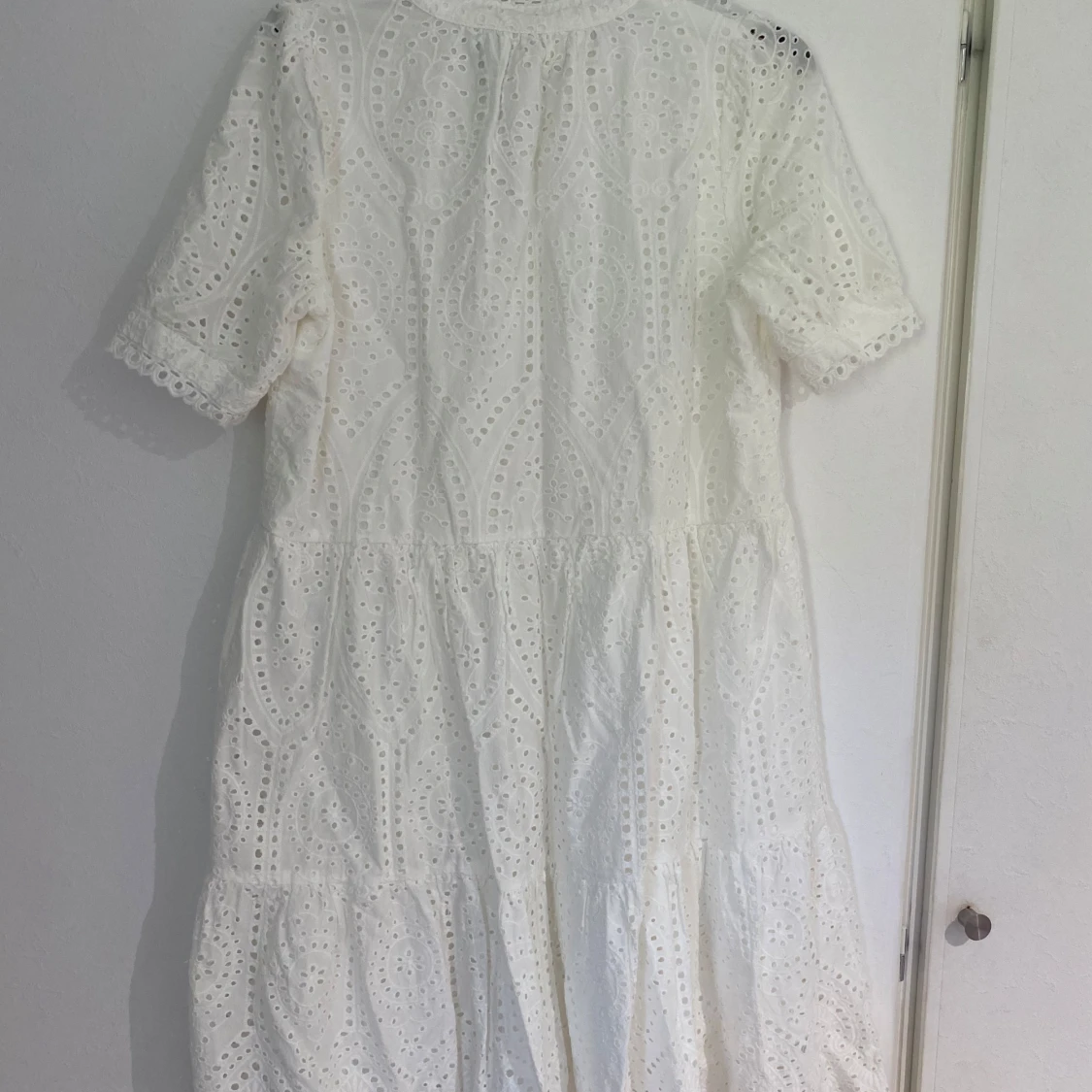 Vit broderad kortklänning från YAS - 3