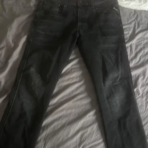 Svarta/gråa Replay Hyperflex Anbass jeans - Säljer ett par svarta/gråa Replay Hyperflex Anbass jeans som är i toppen skick! Nypris är ungefär 1699kr men mitt pris är 399! Storleken är 33W och 32L. Jag på bilden är 180cm och väger 65kg. Hör av er vid minsta lilla fundering!