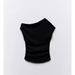 Asymmetrisk topp Zara  - Superfin topp från Zara i asymmetriskt stil i texturerat material. Aldrig använd 