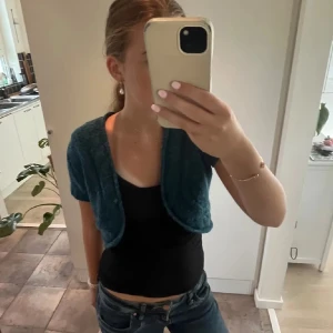 Bolero - Säljer den har jättesnygga boleron! Den är i bra skick! Vet tyvärr inte märket 💓💓💓 Skulle säga att den är storlek S! Kan tänka mig att gå ner lite i pris vid snabb affär! 