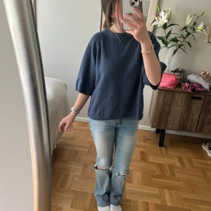 Blå stickad tröja - Mysig blå stickad tröja med halvärmar. Tröjan har en lite mer over-sized form och en avslappnad passform💕
