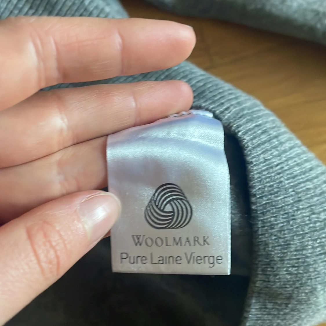 Grå v-ringad tröja från Lacoste - 2