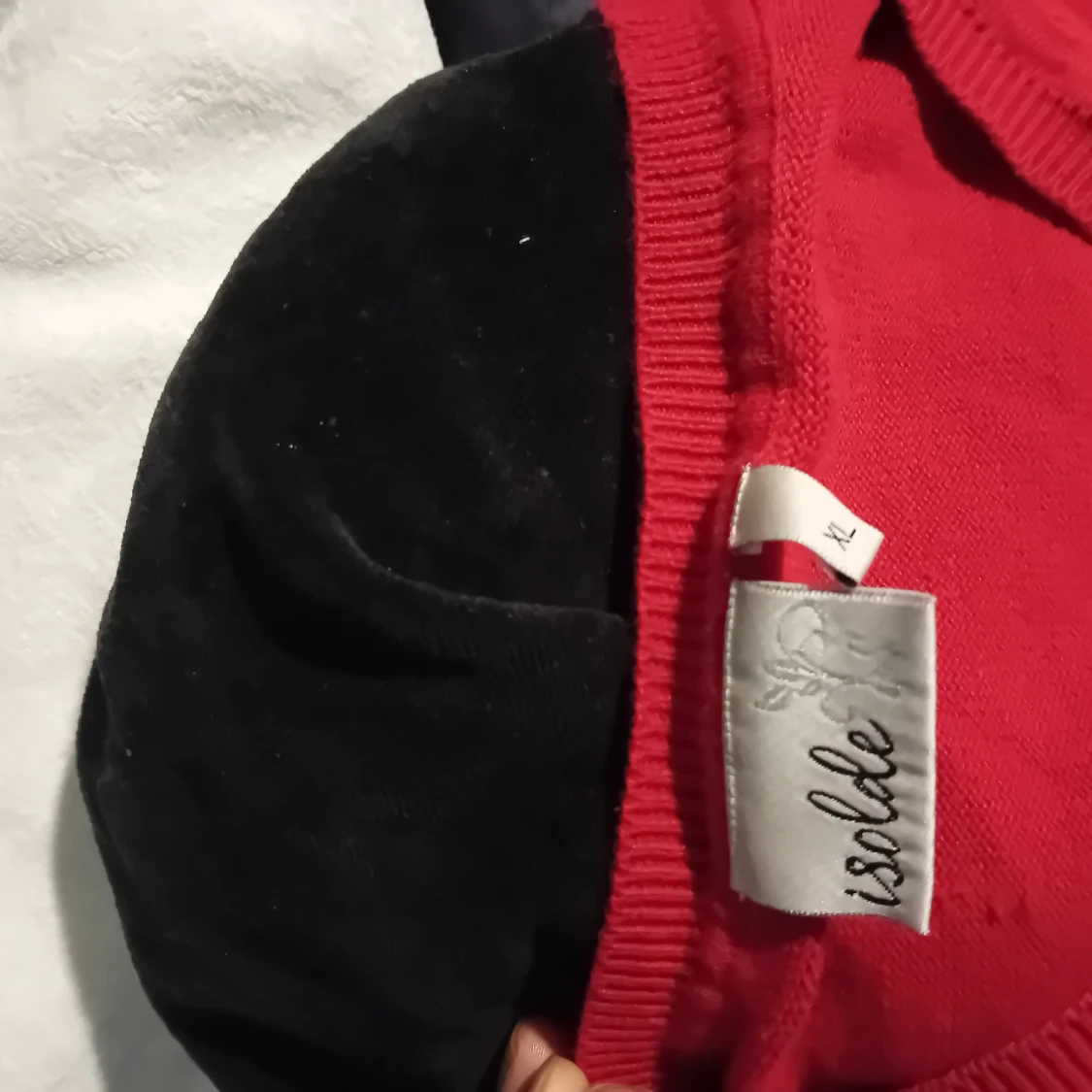 Röd v-ringad tröja från Isolde - 3