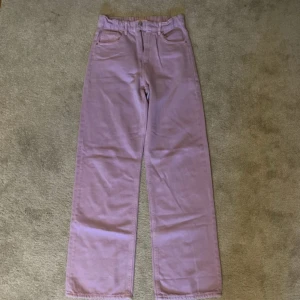 Ljuslila byxor från Gina Tricot - Säljer ett par baggy/raka ljuslila byxor från Gina Tricot i storlek 146. Går att dra in i midjan aldrig använda. 🤍