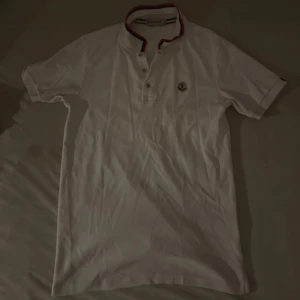 Vit polo t-shirt från Moncler - Ny polo moncler vit. 