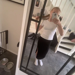 Svart kjol med slits - Säljer en svart, figurnära kjol med slits på sidan. Kjolen har en enkel och stilren design som passar perfekt till många olika outfits. Materialet känns mjukt och stretchigt, vilket gör den bekväm att bära. Rätt kort i längden men de är meningen!💗