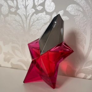 Angel Nova EdP från Mugler  - Doften har fruktiga och blommiga noter med inslag av hallon, damascenaros och träiga toner. Köptes för 1 270kr (50ml), flaskan går att refilla. Säljer för att jag måste betala av böter😭❤️