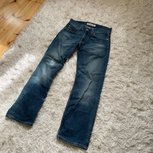 Levis 506 - Hej, nu säljer jag ett par snygga jeans ifrån Levis.  Jeansen har en snygg tvätt och är i modellen 506, vilket är regular. Jeansen är k storleken w30 l32 och i ett riktigt bra skick. Pris går att diskutera! Om du har några frågor eller funderingar är det bara att höra av sig! :)