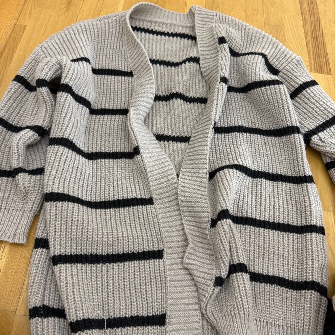 Beige och svart randig stickad kofta - 1