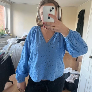 Blå H&M blus - Värdens gulligaste H&M blus som tyvärr inte används längre. Jätte bra skick och är inte använd så speciellt många gånger:) Pris går att diskuteras💙💙