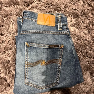 Nudie Jeans - Säljer ett par Nudie jeans med skön tvätt. Storlek W29 L32, Modellen är Grim Tim. 