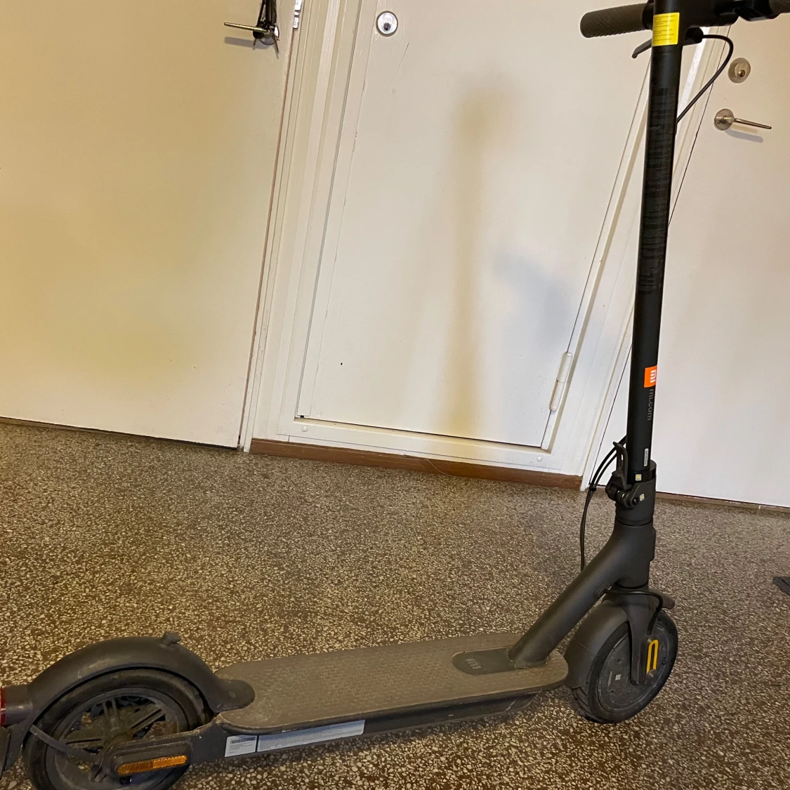Säljer en svart elsparkcykel från Xiaomi den köptes för 4 månader  kvitto finns kartongen finns jag köpte den för 4 500 kr  