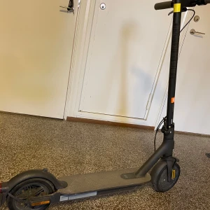 Säljer en svart elsparkcykel från Xiaomi den köptes för 4 månader  kvitto finns kartongen finns jag köpte den för 4 500 kr   - Säljer en svart elsparkcykel från Xiaomi den köptes för 4 månader  kvitto finns kartongen finns jag köpte den för 4 500 kr 