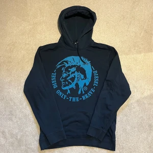 Mörkblåa hoodie - Diesel  - Tja, säljer denna sjukt feta hoodie med tryck från diesel. Storlek är L men sitter mer som M. Vid minsta fråga eller fundering hör av er🤝