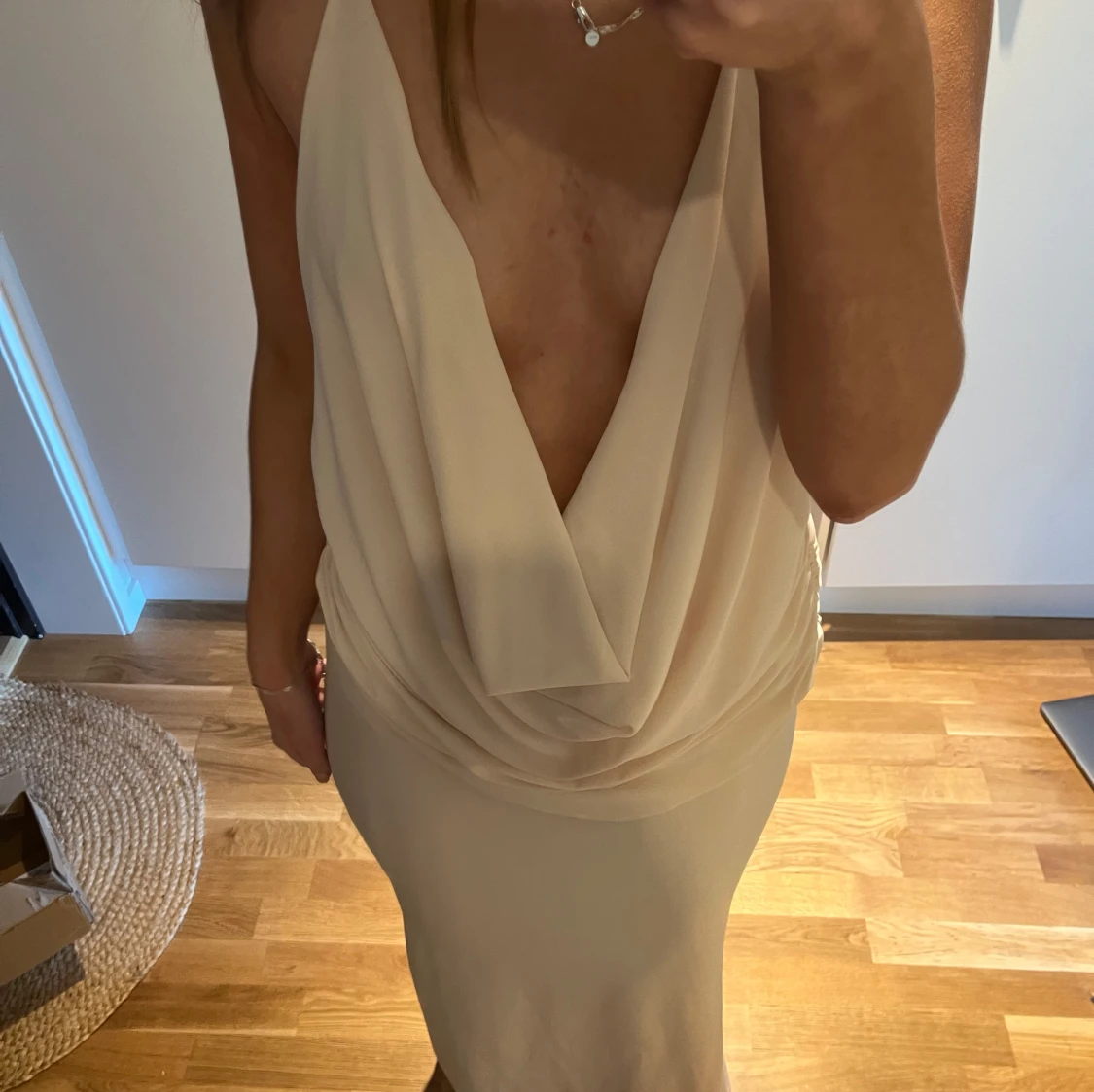 Beige långklänning med draperad front