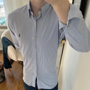 Blå randig ralph lauren skjorta - Säljer nu min blårandiga skjorta 👔                                    Skick: 9/10💯                                                                          Nypris: 1699kr❌ Mitt pris 599                                                                                                      Bara att skriva vid funderingar👍