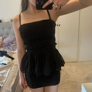 Svart volang topp från Gina tricot  - Topp/kjol från Gina tricot i storlek S helt ny och oanvänd . Man kan ha både som kjol och topp med föredrar topp. Nypris 359kr