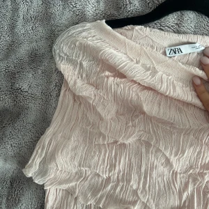 Zara topp - Använd 2 gånger, som ny. Man kan ha den lite hur som helst. 