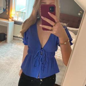 Blå v-ringad blus med knyt - Super fin och sommerig topp!💛💛