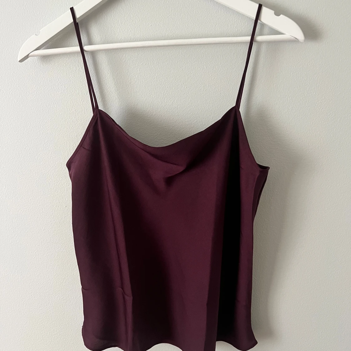 Vinröd satinlinne med tunna axelband - 4