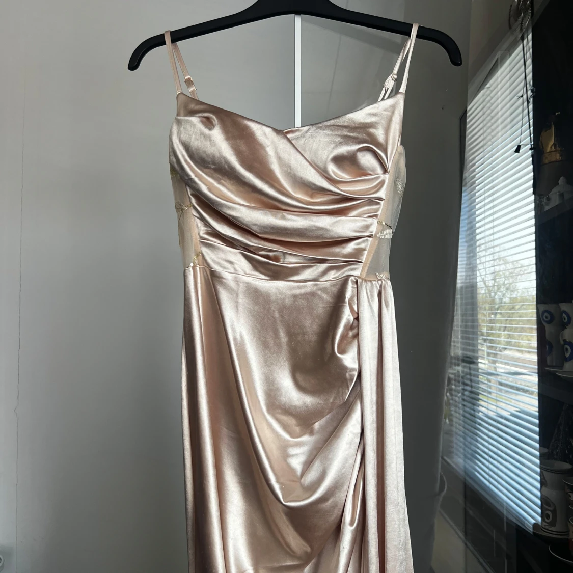 Champagnefärgad långklänning med drapering