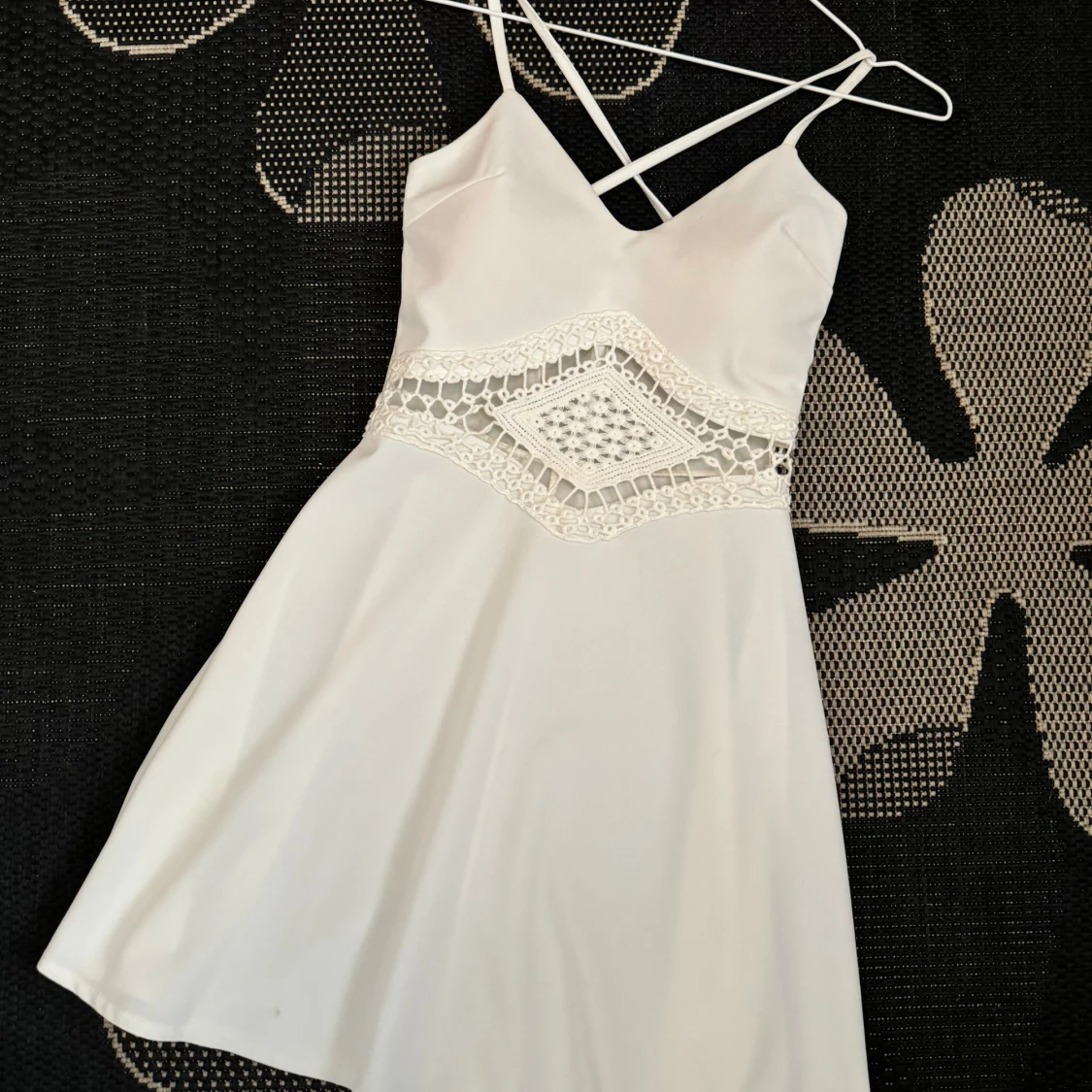 Vit klänning med spetsdetaljer och smala axelband