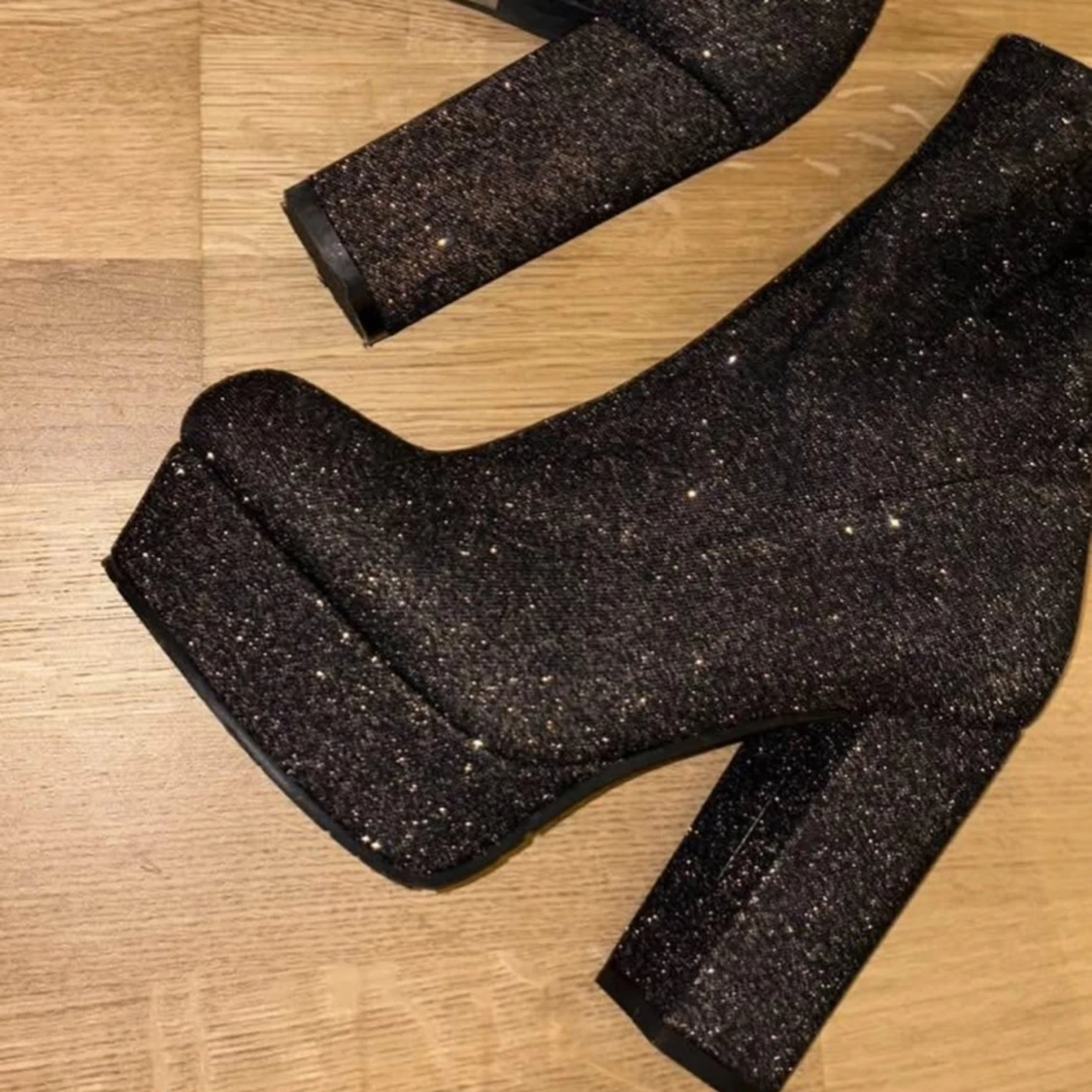 Svarta glittriga klack skor  - 1