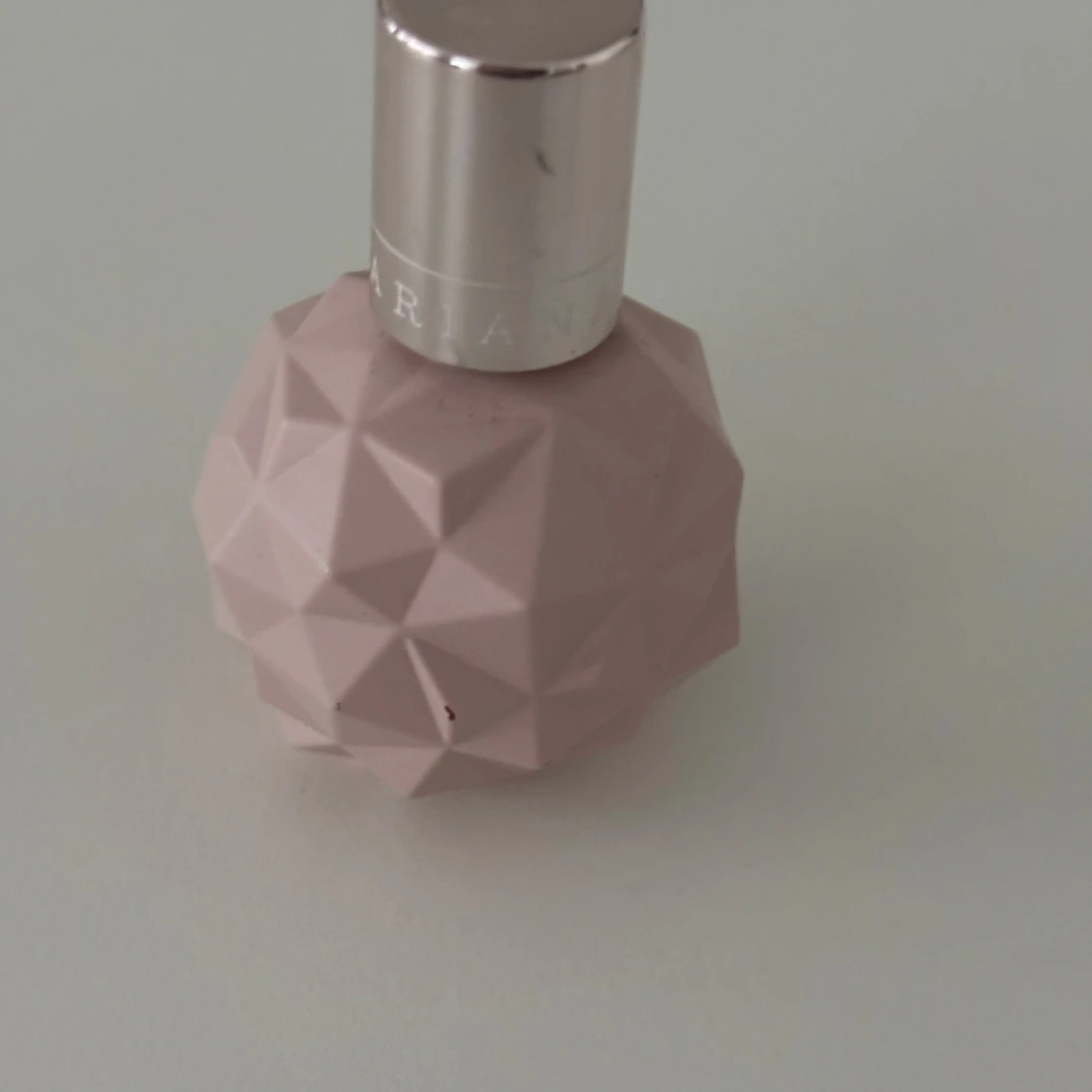 Parfymflaska i ljusrosa geometrisk design