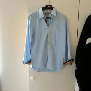 Burberry skjorta - Hej! Säljer denna otroligt snygga burberry skjorta, den är i topp skick 10/10 inga defekter alls, Storlek L passar 185-190 jag på bilden är 183 cm, skriv vid funderingar och pris kan diskuteras 