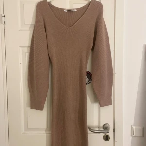 Klänning med ballong armar  - Klänningen är mellan lång och sitter tajt mot kroppen. Har används några gånger men skulle säga den är i jättebra skick. Säljer då den inte kommer till användning☺️