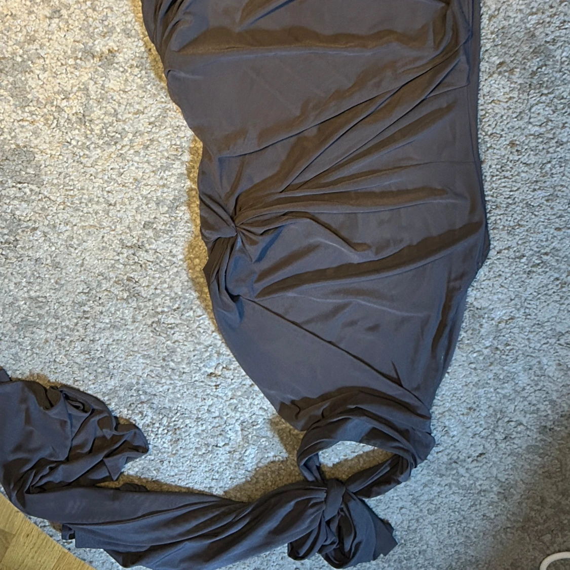 Mörkgrå långklänning från ASOS DESIGN