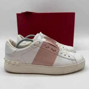 VALENTINO OPEN SNEAKERS - Valentino open sneakers - Skick: 10/10 - Storlek 39,5 - Tillbehör: Box, kort - Nypris 7700kr - deluxecloset 