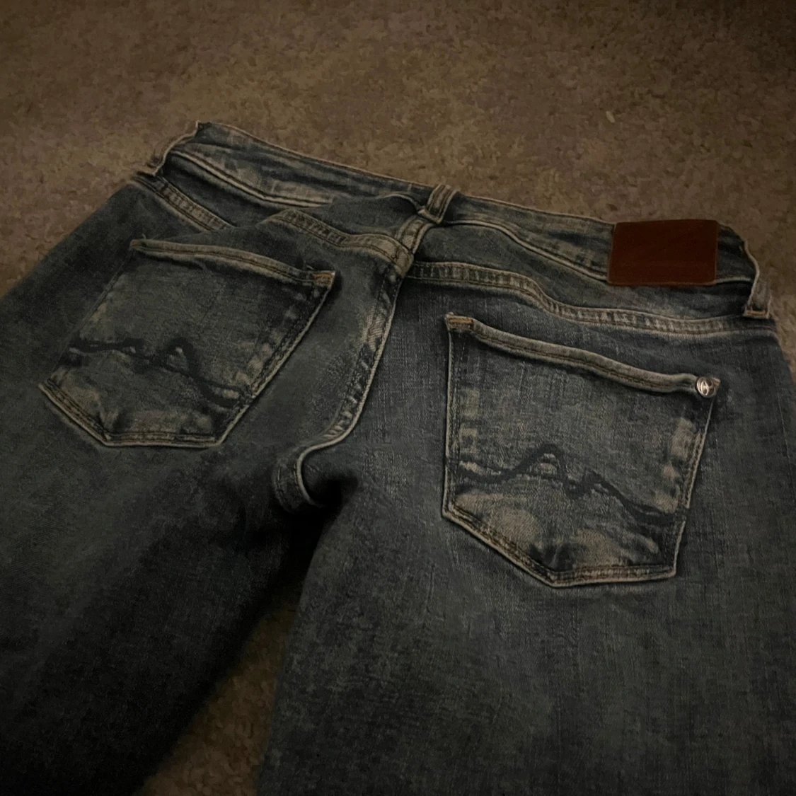 Blåa jeansbyxor med raka ben