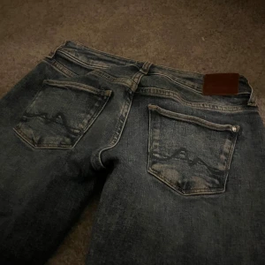 Blåa jeansbyxor med raka ben - Säljer dessa blåa jeans i straight modell från Pepe Jeans. Passar min längd perfekt men har inte kommit till så mycket användning på sistonde. Köptes för ca 1000kr men pris kan diskuteras. Innerbenslängden är i strl 28. Skriv gärna privat för bilder på😇