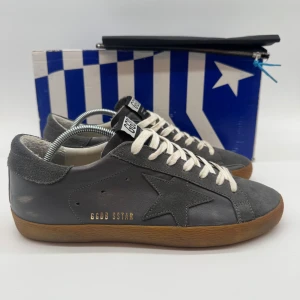 GOLDEN GOOSE SUPERSTAR SNEAKERS - Golden Goose sneakers - Skick: 9,5/10 - Tillbehör: Box & Dustbag - Storlek 39 sitter som 40 - Nypris: runt 6000kr - deluxecloset