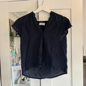 Mörkblå blus - Fin blus från Lindex som är normal i passformen.