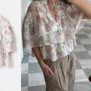 Blommig blus - En så himla fin blus från Gina tricot som jag endast använt 1 gång❤️