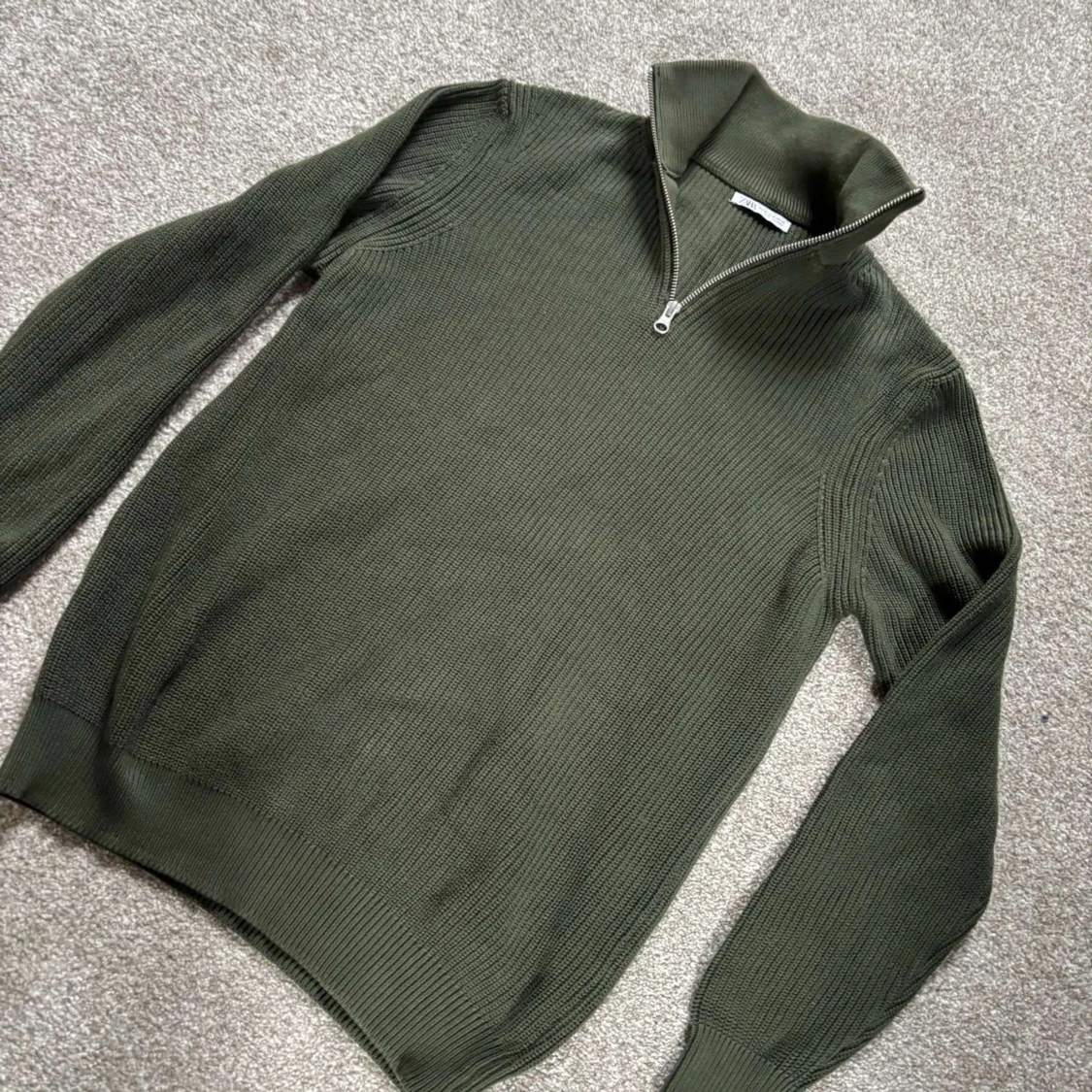 Olivgrön stickad tröja med dragkedja från Zara - 1