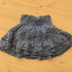 Neo noir kjol - Så fin neo noir kjol säljer även en matchande blus