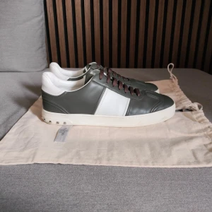 Olivgröna Valentino Flycrew  - Säljer dessa olivgröna flycrews i näst intill oanvänt skick. Otroligt svårt att hitta dessa skor i dethär skicket. ALLA NITAR KVAR naturligtvis. Storlek 42. Dustbags medföljer. Skriv vid minsta fundering!