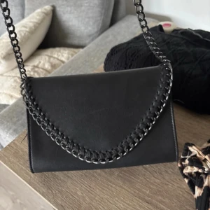 Tiamo väska - Säljer denna super söta väskan från Tiamo, aldrig använd och nypris är 500❤️