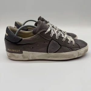 PHILIPPE MODEL PRSX SNEAKERS - Philippe model prsx sneakers - Skick: 9/10 - Storlek 40 sitter som 41  - Tillbehör: Enbart skorna - Nypris 3700kr - deluxecloset 