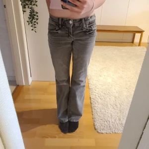 Grå bootcut jeans - Säljer ett par gråa bootcut jeans med klassisk femficksdesign och knappgylf💗 Har endast testat dem då de blev köpt förra veckan för 360kr men säljer dem då de inte är för mig 💗 Jättesköna och i perfekt längd, är 170cm. Passar perfekt till vardag.