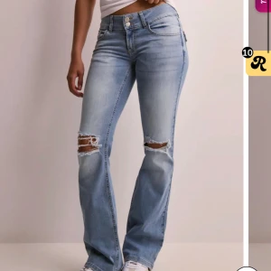 lågmidjadd jeans - säljer mina nästan oanvända jeans från nelly då dom va lite stora på mig, storlek 38