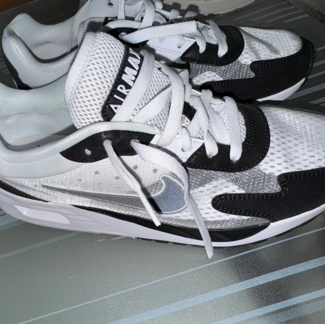 Nike Air Max sneakers i svart och vitt - 1