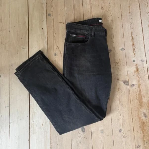Tommy Hilfigher Jeans - Svarta Tommy jeans i mycket gott skick. Passformen är resular/slim. Hör av er vid frågor!