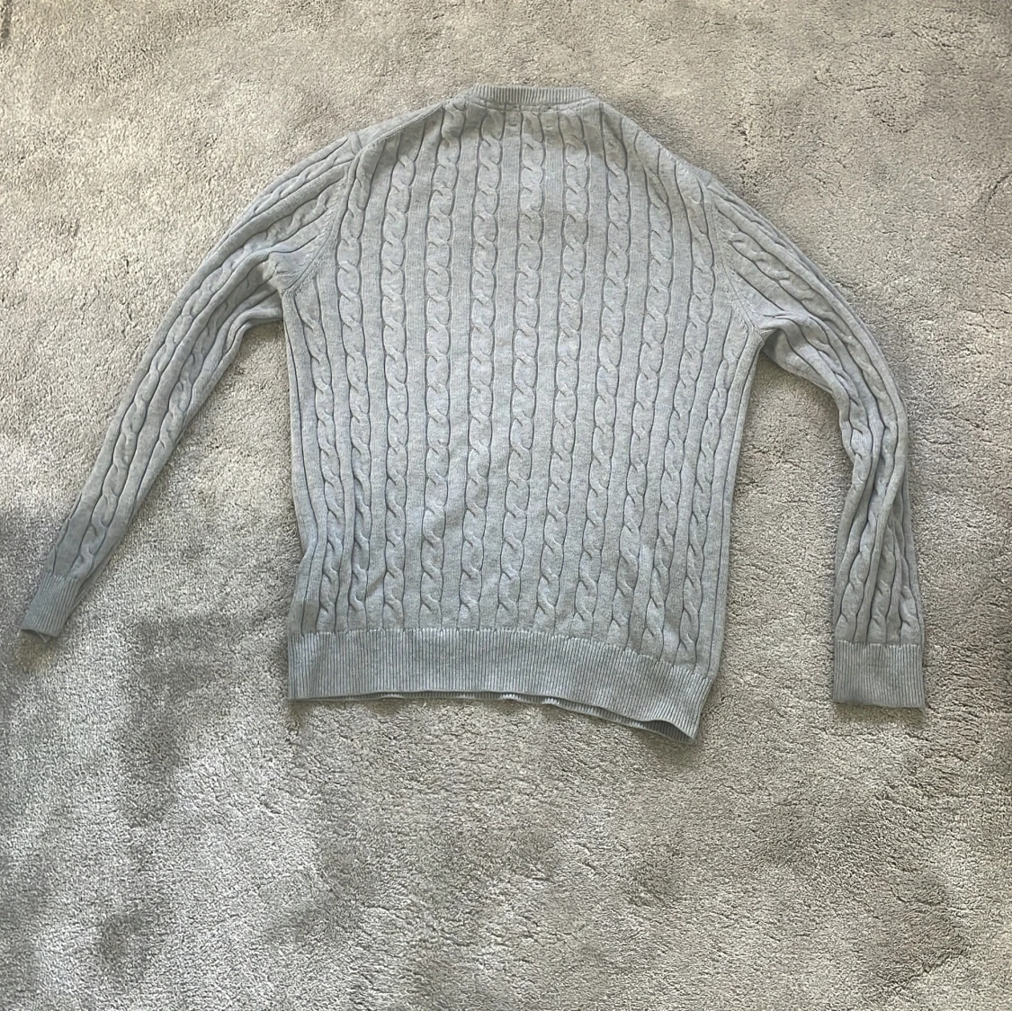 Ljusgrå kabelstickad tröja från Morris - 1