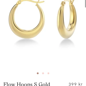 Flow Hoops S gold - Edblad - Säljer ett par guldhoops från Edblad. De är i Rostfritt stål och har aldrig använt. Nypris: 399kr